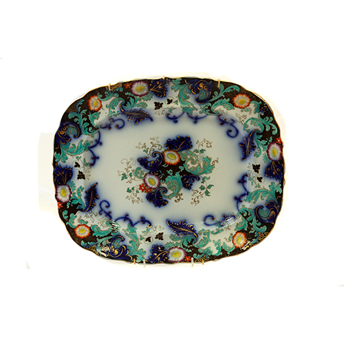 Sub.:13 - Lote: 1307 -  Bandeja decorativa en porcelana esmaltada con decoraci�n floral y ribetes dorados.