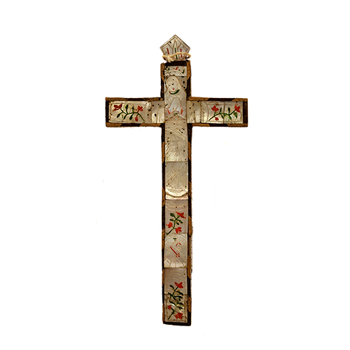 Sub.:13 - Lote: 1281 -  Crucifijo en madera con incrustaciones de ncar en todas sus caras y detalles de flores pintadas. 