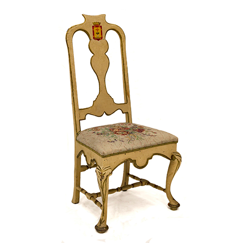 Sub.:13 - Lote: 1322 -  Silla en madera patinada en blanco y dorado con escudo her�ldico en el respaldo y tapizado floral. S. XVIII. 
