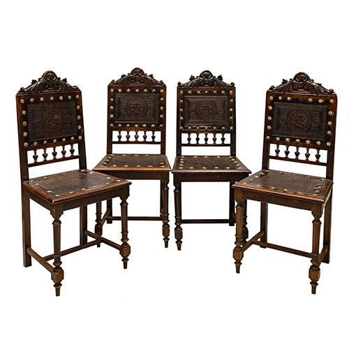 Sub.:13 - Lote: 1602 -  Lote de 12 sillas en estilo neo-renacimiento en madera tallada con respaldo y asiento de cuero repujado.