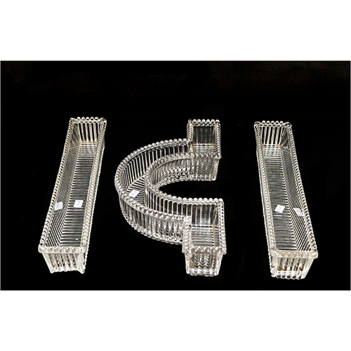 Sub.:13 - Lote: 1426 -  Tres piezas de centro de mesa en cristal prensado.