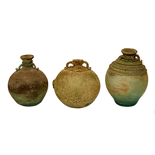 Sub.:13 - Lote: 359 -  Lote de tres pequeas vasijas en vidrio soplado mallorqun de estilo romano.