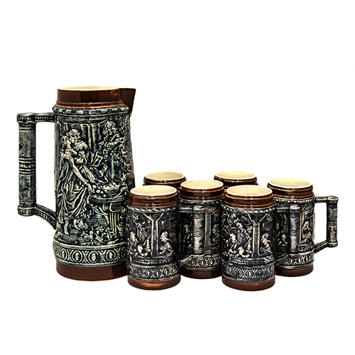 Sub.:13 - Lote: 1445 -  Lote de seis vasos en forma de jarra de cerveza, y una jarra para servir en cermica esmaltada con decoracin de escenas galantes y domsticas.