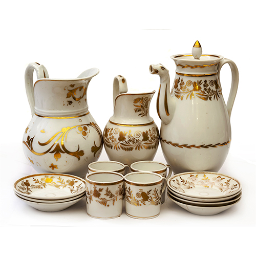 Sub.:13 - Lote: 1306 -  Juego de caf� de 7 servicios en porcelana, con motivos vegetales en dorado. 