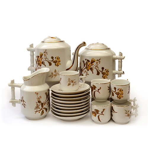 Sub.:13 - Lote: 1304 -  Juego de caf de 9 servicios, con dos tazas de respuesto en porcelana, con decoracin floral en dorado. S. XIX. 