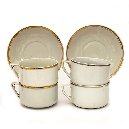 Sub.:13 - Lote: 1340 -  Lote de cuatro tazas con sus cuatro platos a juego en porcelana blanca con ribete dorado.