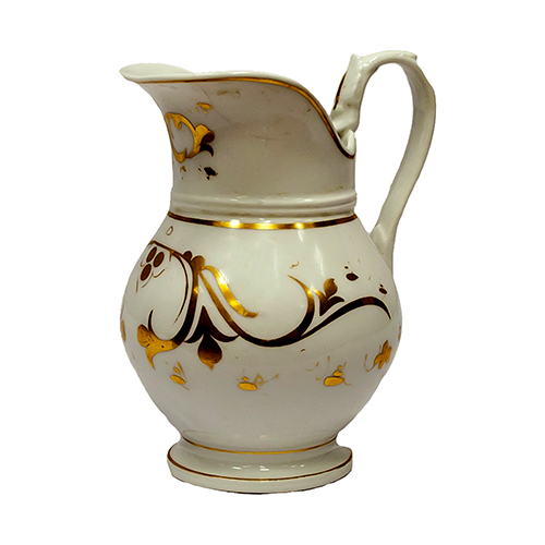 Sub.:13 - Lote: 257 -  Jarra en porcelana con ribetes decorativos dorados. Francia, s. XIX.