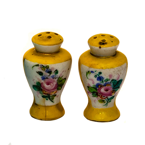 Sub.:13 - Lote: 1375 -  Pareja de saleros en porcelana con marca SM en amarillo con decoracin floral. 