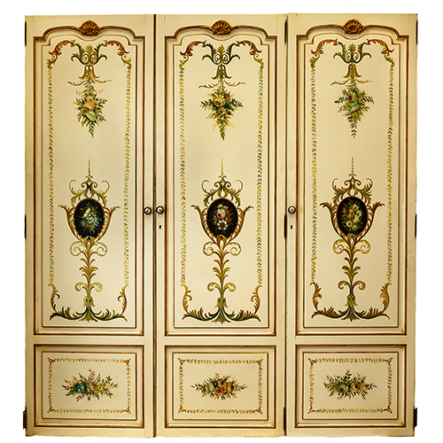 Sub.:13 - Lote: 1323 -  Lote de tres puertas de armario en madera policromado en blanco y dorado con flores pintadas, del taller de Sim�n Loscertales.