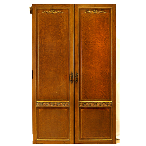 Sub.:13 - Lote: 1324 -  Lote de siete puertas de Loscertales en madera de ra�z con palmetas talladas y doradas.