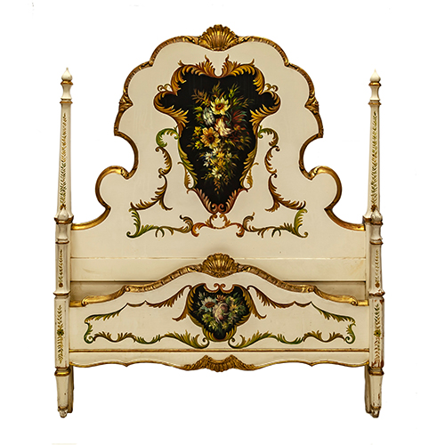 Sub.:13 - Lote: 1310 -  Cama completa de Loscertales en madera patinada en blanco y dorado con decoraci�n de flores pintadas.