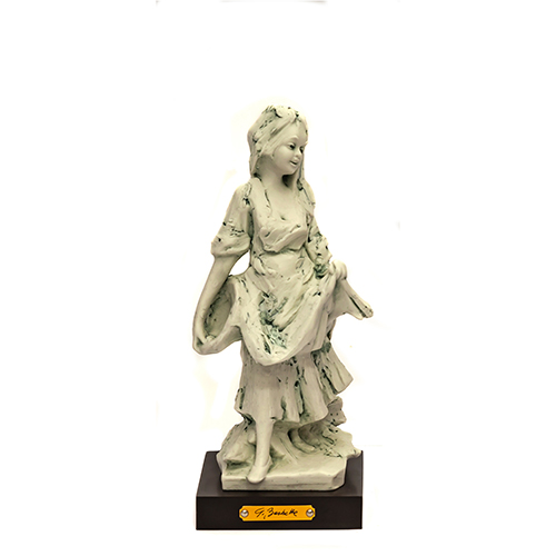Sub.:13 - Lote: 1497 -  Dama con cuenco. Figura en barbotina sobre peana de madera. 