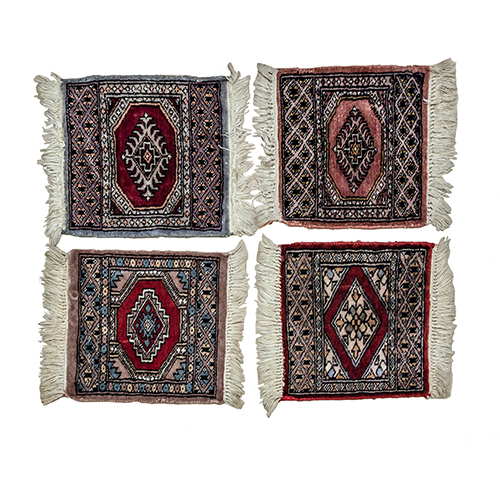 Sub.:13 - Lote: 1605 -  Lote de 4 tapetes a modo de alfombra tipo persa con herat central.