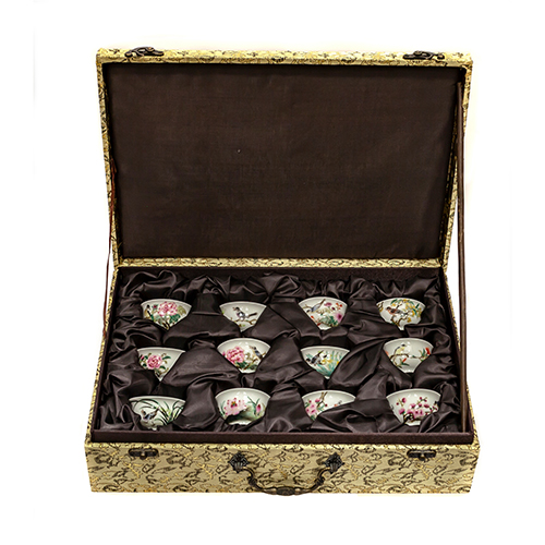 Sub.:13 - Lote: 1444 -  Colecci�n de 12 cuencos de sake en porcelana japonesa con decoraci�n de aves y flores. 