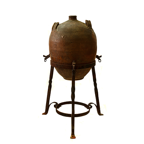 Sub.:13 - Lote: 1441 -  Tinaja en cer�mica con pie de hierro forjado rematado por cabezas de dragones. Ca. 1900. 