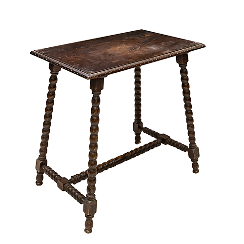 Sub.:13 - Lote: 1553 -  Mesa en madera tallada con patas y chambrana torneadas.