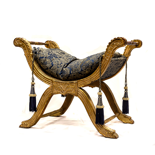 Sub.:13 - Lote: 1538 -  Banqueta estilo Imperio en madera tallada y dorada con asiento tapizado en azul.