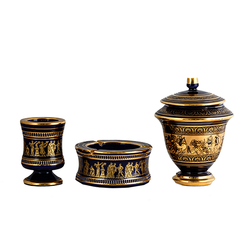 Sub.:13 - Lote: 1213 -  Lote formado por cenicero, copa y bote con tapa en loza esmaltada en azul cobalto con decoracin en dorado.