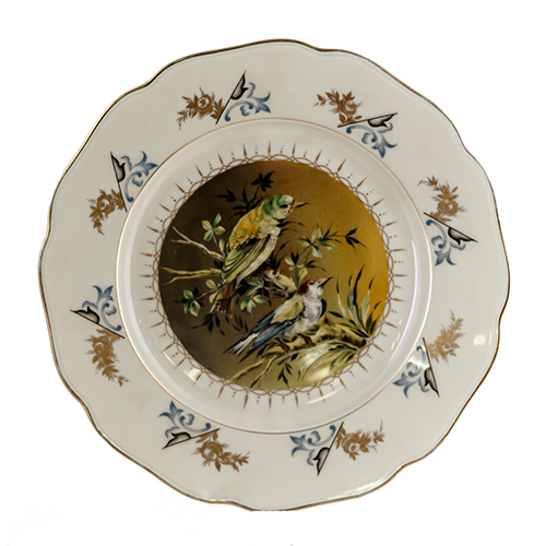 Sub.:13 - Lote: 1305 -  Plato circular en porcelana checa con decoraci�n de aves. 