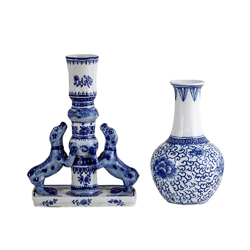Sub.:13 - Lote: 1269 -  Lote formado por candelero y jarrn de porcelana de estilo oriental azul y blanca.