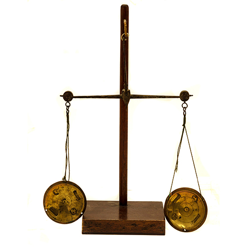 Sub.:13 - Lote: 1311 -  Balanza de cambista, con platillos punzonados.