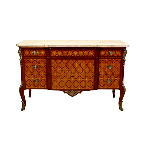 Sub.:13 - Lote: 1333 -  C�moda estilo Transici�n con trabajo de marqueter�a geom�trica con flores, tres cajones en cintura y aplicaciones de bronce. 