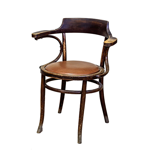 Sub.:13 - Lote: 1593 -  Silla con asiento circular de cuero marrn y respaldo curvo.