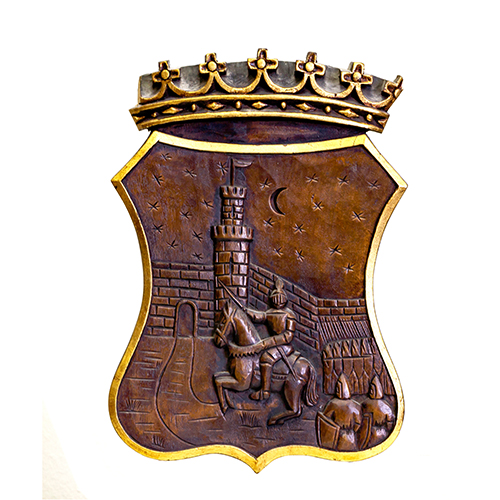 Sub.:13 - Lote: 1326 -  Relieve en madera barnizada con forma de escudo herldico coronado. Ribete exterior y detalles dorados. Contemporneo.