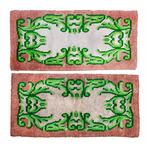 Sub.:13 - Lote: 1586 -  Pareja de alfombras en nudo espaol. Con cartucho de decoracin vegetal en verde y beige sobre fondo rosa.