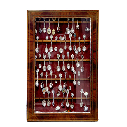 Sub.:13 - Lote: 1383 -  Expositor con 64 cucharillas, en direferentes medidas y materiales.
