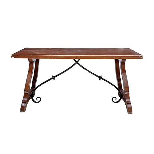 Sub.:13 - Lote: 1353 -  Mesa de pata de Lira con fiadores de hierro en madera y tablero chapeado.