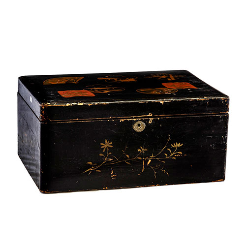 Sub.:14-On - Lote: 1663 -  Peque�o ba�l de procedencia europea en madera lacada con motivos decorativos chinosserie