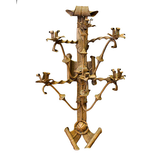 Sub.:14-On - Lote: 241 -  Pareja de candelabros de pared de 6 luces en hierro fundido con molduras decorativas y patinados en oro.