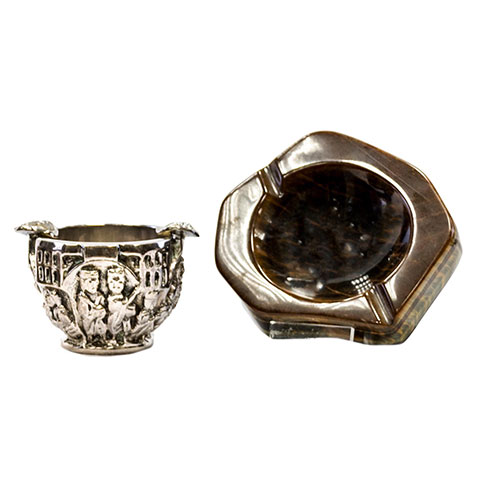 Sub.:14-On - Lote: 1673 -  Lote de dos ceniceros, uno en metal plateado y otro en piedra mineral.