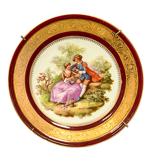 Sub.:14-On - Lote: 1279 -  Platito decorativo en porcelana de Limoges esmaltada con escena rom�ntica y ala en dorado y granate