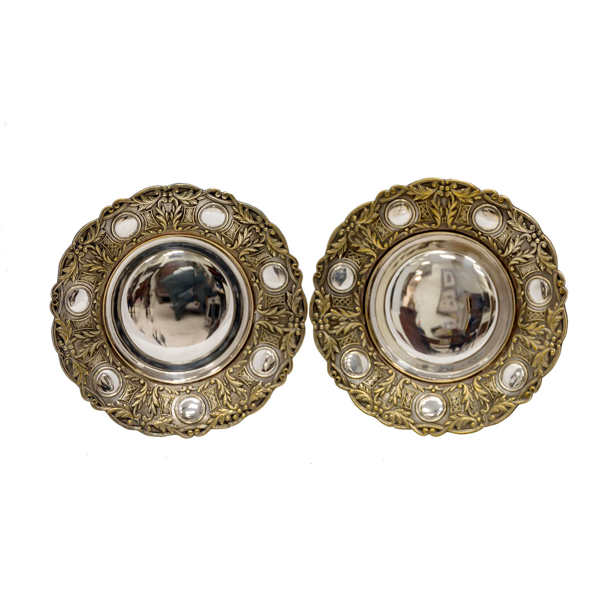 Sub.:14-On - Lote: 1646 -  Pareja de platos en metal plateado y dorado