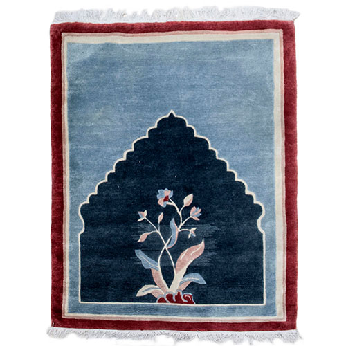 Sub.:14-On - Lote: 171 -  Alfombra tipo oriental moderna de oraci�n con el motivo central del mihrab en tonos azules, blanco y rojo.
