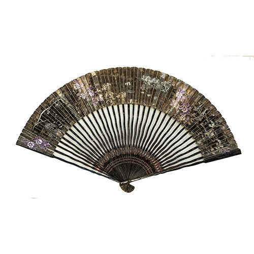 Sub.:14-On - Lote: 1483 -  Abanico con varillaje en madera lacada en negro y pa�s de papel con escenas orientales pintadas.