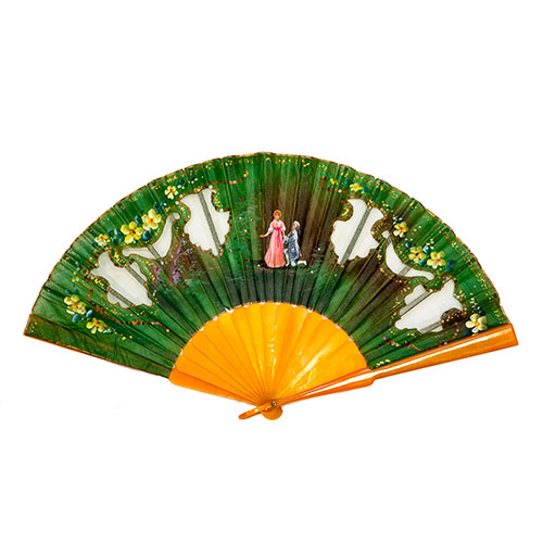 Sub.:14-On - Lote: 1478 -  Abanico con varillaje de pl�stico simulando �mbar y pa�s de tela pintada con escena galante y guirnaldas florales.