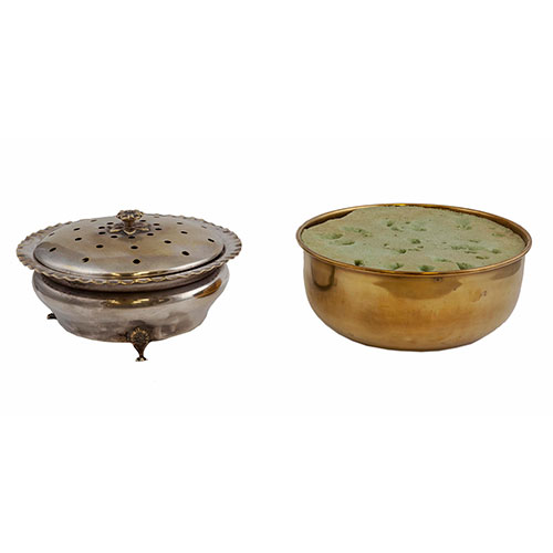 Sub.:14-On - Lote: 1680 -  Pareja de centros de mesa en metal plateado y dorado, uno con tapa calada y ribete floral, y otro liso.