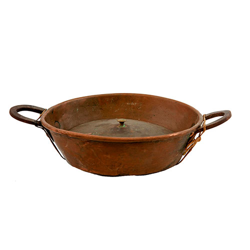 Sub.:14-On - Lote: 1672 -  Peque�a cacerola antigua de cobre con asas de hierro y tapa a�adida.