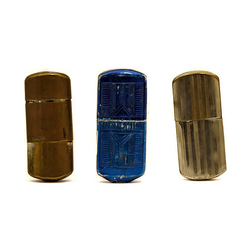 Sub.:14-On - Lote: 1633 -  Lote de tres mecheros con tapa en diferentes modelos.