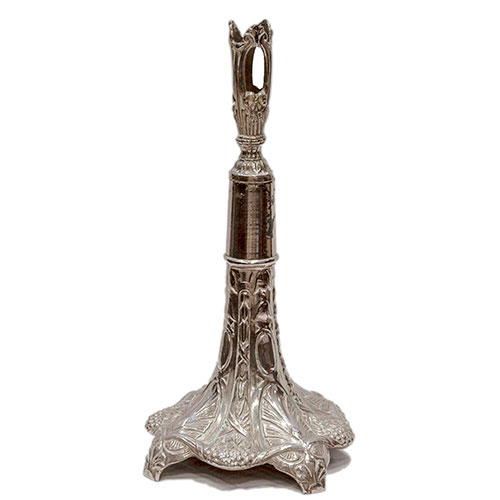 Sub.:14-On - Lote: 1699 -  Pie en calamina plateada.