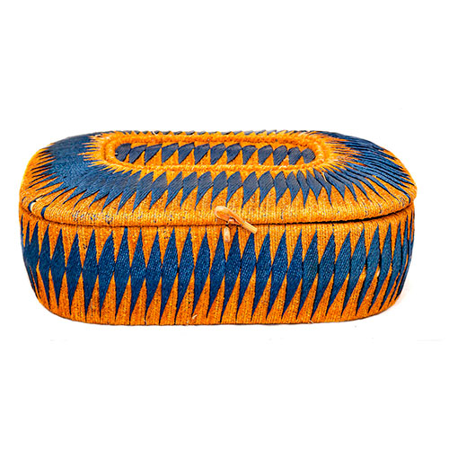 Sub.:14-On - Lote: 1704 -  Costurero de mimbre con decoraci�n de rombos en naranja y azul.