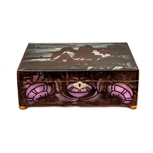 Sub.:14-On - Lote: 1627 -  Caja joyero en madera patinada con busto de mujer en la tapa.