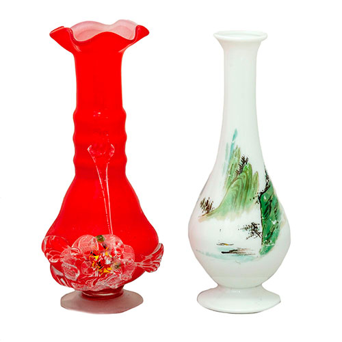Sub.:14-On - Lote: 1406 -  Lote de dos jarrones, uno en opalina con escena oriental y otro en cristal de Murano rojo.