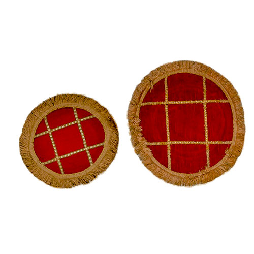 Sub.:14-On - Lote: 166 -  Lote de dos tapetes redondos en rojo bordados con hilo dorado.