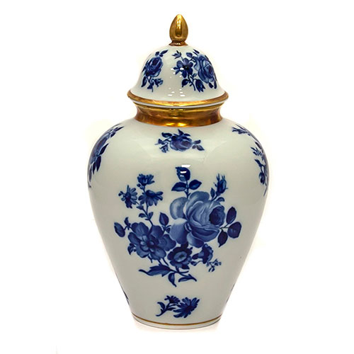 Sub.:14-On - Lote: 1352 -  Tibor en porcelana alemana KPM con flores azules y ribetes dorados.