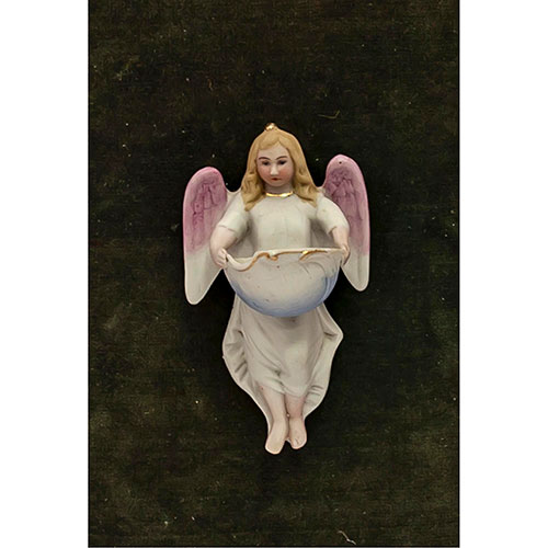 Sub.:14-On - Lote: 1670 -  Aguabenditeras, con forma de �ngel en biscuit policromado .