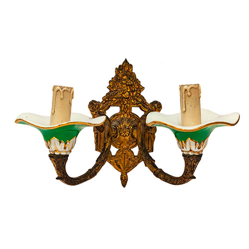 Sub.:14-On - Lote: 230 -  Aplique de pared de dos luces en bronce dorado con tulipas en porcelana.